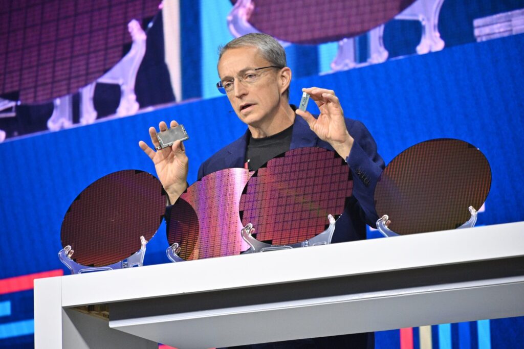Al llevar la caché apilada en 3D a varios chips, el CEO de Intel ...